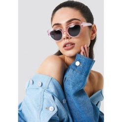 NA-KD Accessories Okulary przeciwsłoneczne kocie oczy - Pink. Różowe okulary przeciwsłoneczne damskie marki NA-KD Accessories. W wyprzedaży za 40,47 zł.