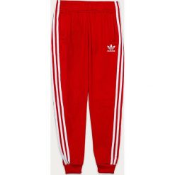 Adidas Originals - Spodnie dziecięce 128-164 cm. Czerwone spodnie dziewczęce adidas Originals, z aplikacjami, z poliesteru. Za 149,90 zł.