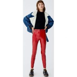 Winylowe spodnie rurki. Spodnie damskie Pull&Bear. Za 79,90 zł.