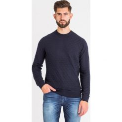 KASZMIROWY SWETER Emporio Armani. Niebieskie swetry męskie xxl, w geometryczne wzory, z kaszmiru, z okrągłym kołnierzem. Za 1055,40 zł.