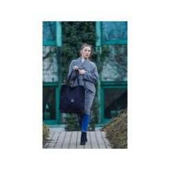 Duża czarna zamszowa torba. Czarne torebki klasyczne damskie Karolina audycka, bez wzorów, z zamszu, duże, zamszowe, bez dodatków. Za 195,00 zł.
