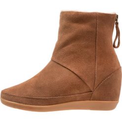Shoe The Bear EMMY Botki na koturnie brown. Brązowe buty zimowe damskie marki Shoe The Bear, z materiału, na koturnie. W wyprzedaży za 535,20 zł.
