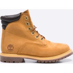 Timberland - Botki Waterville 6in Basic. Brązowe buty zimowe damskie marki Timberland, z materiału, na obcasie, na sznurówki. W wyprzedaży za 449,90 zł.