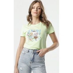 Jasnozielony T-shirt Caliroesis. Zielone bluzki damskie Born2be, s, z nadrukiem, z okrągłym kołnierzem. Za 49,99 zł.