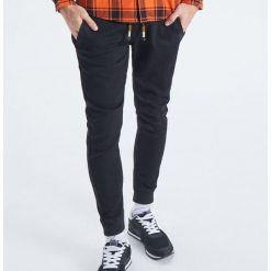 Jeansy Slim Jogger - Czarny. Czarne jeansy męskie Cropp, m, bez wzorów. W wyprzedaży za 59,99 zł.