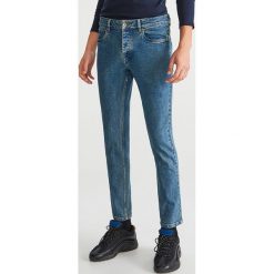 Jeansy slim fit - Niebieski. Niebieskie jeansy męskie regular Reserved. Za 129,99 zł.