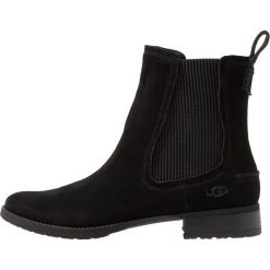 UGG HILLHURST BOOT Botki black. Czarne botki damskie skórzane marki Ugg, klasyczne. Za 689,00 zł.