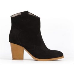 Botki kowbojki na obcasie - skóra naturalna - model 471 - kolor czarny welur. Czarne botki damskie Zapato, ze skóry, bez obcasa, na obcasie, bez zapięcia. W wyprzedaży za 319,20 zł.