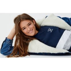 Granatowa koszulka z panelami i haftem. Szare koszulki damskie marki Pull&Bear, z haftami, bez kołnierzyka, z krótkim rękawem. Za 49,90 zł.