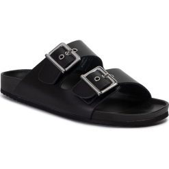 Klapki TAMARIS - 1-27148-32 Black Leather 003. Czarne klapki damskie Tamaris, bez wzorów, ze skóry ekologicznej, bez obcasa. W wyprzedaży za 159,00 zł.