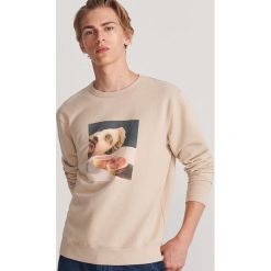 Bluza z motywem antycznym - Beżowy. Brązowe bluzy męskie Reserved, s, bez wzorów, bez kołnierzyka, bez rękawów, bez kaptura. Za 99,99 zł.