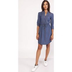 Sukienka z jeansowej tkaniny. Niebieskie sukienki damskie Made in Poland, bez wzorów, z poliesteru, bez kołnierzyka, bez rękawów. Za 189,00 zł.