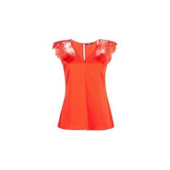Bluzki Guess MARTINA. Czerwone bluzki damskie marki Guess, s, z aplikacjami, bez kołnierzyka, bez rękawów. Za 259,00 zł.