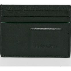 Calvin Klein - Portfel skórzany. Czarne portfele damskie Calvin Klein, bez wzorów, ze skóry. W wyprzedaży za 89,90 zł.