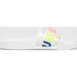 Steve Madden - Klapki. Białe klapki damskie Steve Madden, bez wzorów, z gumy, bez obcasa, na obcasie. W wyprzedaży za 179,90 zł.