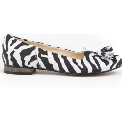 Klasyczne baleriny z frędzlami - skóra naturalna - model 009 - kolor zebra. Szare baleriny damskie Zapato, bez wzorów, ze skóry, eleganckie, na niskim obcasie, na obcasie. W wyprzedaży za 209,30 zł.