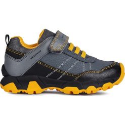 Sneakersy "Magnetar" w kolorze szarym. Szare trampki chłopięce geox kids, bez wzorów, z materiału, bez zapięcia. W wyprzedaży za 139,95 zł.