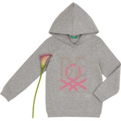 Bluza w kolorze szaro-jasnoróżowym. Szare bluzy niemowlęce Benetton Kids, bez wzorów, bez rękawów, bez kaptura. W wyprzedaży za 52,95 zł.