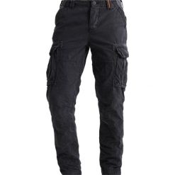 Spodnie męskie: Superdry CORE LITE Bojówki carbon black
