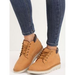 Camelowe Traperki Great Deal. Szare buty zimowe damskie Born2be, z okrągłym noskiem, na niskim obcasie. Za 89,99 zł.