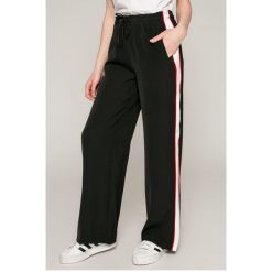 Calvin Klein Jeans - Spodnie. Czarne jeansy damskie Calvin Klein Jeans, s, z poliesteru, z podwyższonym stanem. W wyprzedaży za 269,90 zł.