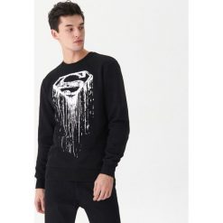 Bluza z nadrukiem Superman - Czarny. Czarne bluzy męskie marki House, s, z nadrukiem, bez kołnierzyka, bez rękawów, bez kaptura. Za 99,99 zł.