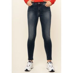 Jeansy Skinny Fit Tommy Jeans Nora Mid Rise DW0DW074991. Niebieskie jeansy damskie Tommy Jeans. W wyprzedaży za 379,00 zł.