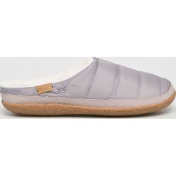 Toms - Kapcie. Fioletowe kapcie damskie marki Toms, z gumy. W wyprzedaży za 159,90 zł.