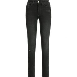 Jeansy Slim Fit Calvin Klein Jeans J20J211409. Czarne jeansy damskie Calvin Klein Jeans. W wyprzedaży za 279,00 zł.