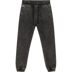 Jeansowe spodnie jogging. Niebieskie spodnie męskie marki Pull&Bear, m, bez wzorów, z jeansu. Za 69,90 zł.