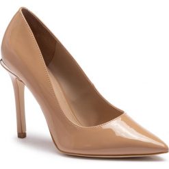 Szpilki GUESS - Bellamy2 FL6BY2 PAF08 DTAN. Brązowe półbuty damskie Guess, z aplikacjami, ze skóry ekologicznej, bez obcasa, na obcasie, bez zapięcia. W wyprzedaży za 439,00 zł.