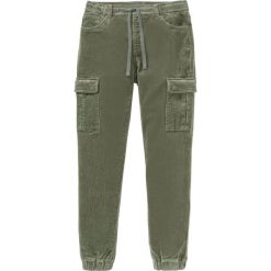 Spodnie sztruksowe Regular Fit Straight z gumką w talii bonprix oliwkowy. Zielone spodnie męskie bonprix, m, bez wzorów, ze sztruksu. Za 149,99 zł.