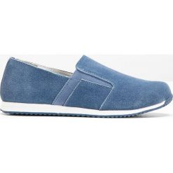 Buty wsuwane ze skóry welurowej bonprix niebieski dżins. Niebieskie buty sportowe damskie bonprix, ze skóry, eleganckie. Za 49,99 zł.
