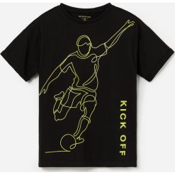 Bawełniany t-shirt z nadrukiem 3d - Czarny. Czarne t-shirty męskie Reserved, m, z nadrukiem, z bawełny, bez kołnierzyka. Za 34,99 zł.