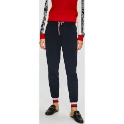 Tommy Hilfiger - Spodnie. Spodnie damskie TOMMY HILFIGER. W wyprzedaży za 289,90 zł.