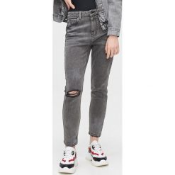 Jeansy high waist z dziurą - Szary. Szare jeansy damskie Cropp, z podwyższonym stanem. W wyprzedaży za 59,99 zł.