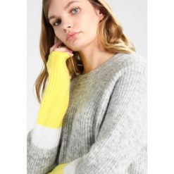 Swetry klasyczne damskie: Envii ENBOBO BLOCK Sweter light grey melange/yellow