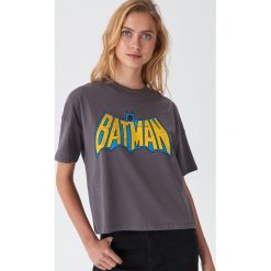 Koszulka z nadrukiem Batman - Szary. Szare koszulki damskie House, s, z nadrukiem, bez kołnierzyka. Za 49,99 zł.