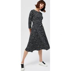 Sukienka w groszki. Czarne sukienki damskie Moodo, xs, w paski, z elastanu, eleganckie, z okrągłym kołnierzem, trapezowe. Za 69,99 zł.