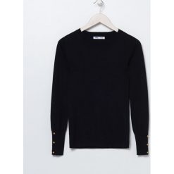 Wiskozowy sweter z ozdobnym rękawem - Czarny. Czarne swetry damskie Sinsay, s, bez wzorów, z wiskozy, bez rękawów, bez kaptura. Za 39,99 zł.