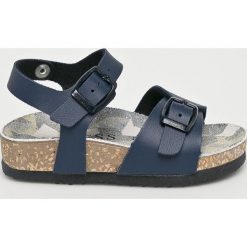 Guess Jeans - Sandały dziecięce. Niebieskie sandały chłopięce Guess Jeans, z jeansu, na klamry. W wyprzedaży za 199,90 zł.