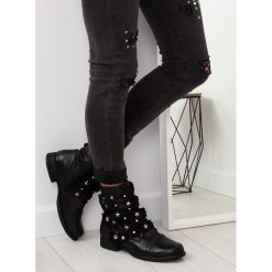 Botki militarne czarne C567 BLACK. Czarne botki damskie obuwie damskie, z zamszu, militarne, bez obcasa, na płaskiej podeszwie, bez zapięcia. Za 107,78 zł.