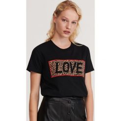 T-shirt ze strukturalnym napisem - Czarny. Czarne t-shirty damskie Reserved, s, z napisami, bez kołnierzyka. W wyprzedaży za 29,99 zł.