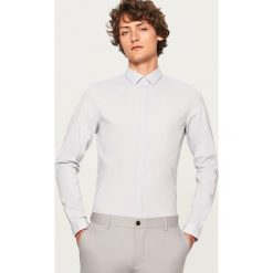 Koszula we wzory slim fit - Szary. Szare koszule męskie slim marki Reserved, m. W wyprzedaży za 59,99 zł.
