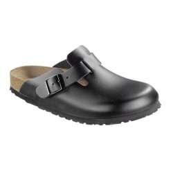 Skórzane chodaki w kolorze czarnym. Czarne klapki damskie Birkenstock, bez wzorów, z materiału, bez obcasa. W wyprzedaży za 369,95 zł.
