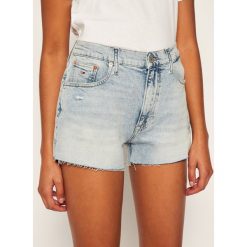 Szorty jeansowe Tommy Jeans Hotpant DW0DW08653. Niebieskie szorty damskie Tommy Jeans, bez wzorów, z jeansu. Za 349,00 zł.