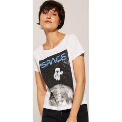 T-shirt z kosmicznym motywem - Biały. Białe t-shirty damskie House, s, bez wzorów, bez kołnierzyka. Za 39,99 zł.