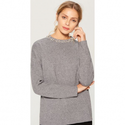 Sweter z syntetycznymi perłami - Szary. Szare swetry klasyczne damskie marki Mohito, l, z syntetyku. Za 119,99 zł.