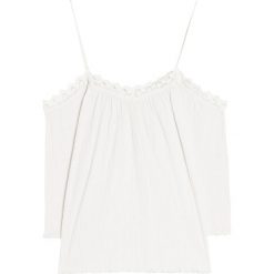 Bluzka z odkrytymi ramionami. Koszulki damskie Pull&Bear, bez wzorów, bez kołnierzyka. Za 55,90 zł.