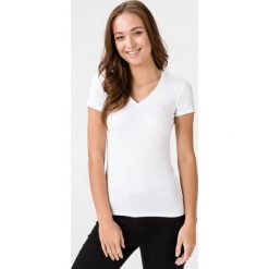 Guess Koszulka Biały. Białe koszulki damskie Guess, s, z aplikacjami, z elastanu, bez kołnierzyka. Za 130,95 zł.